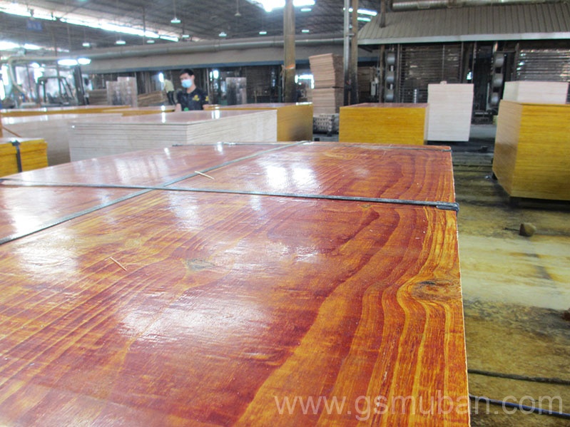 建筑紅木板批發(fā)哪個(gè)好?紅色模板如何選購(gòu)